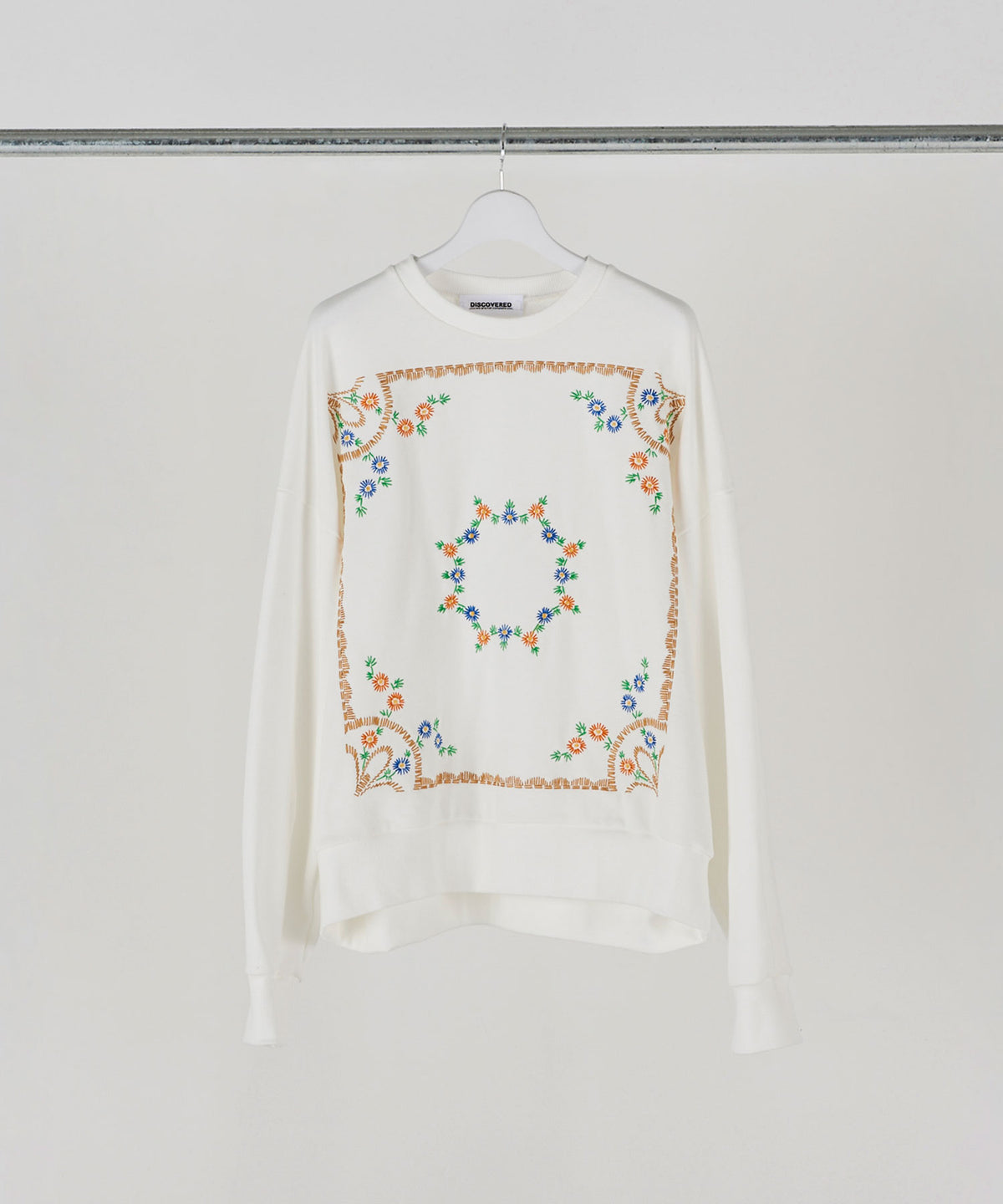 FLOWER EMBROIDERY SWEAT｜DISCOVERED(ディスカバード